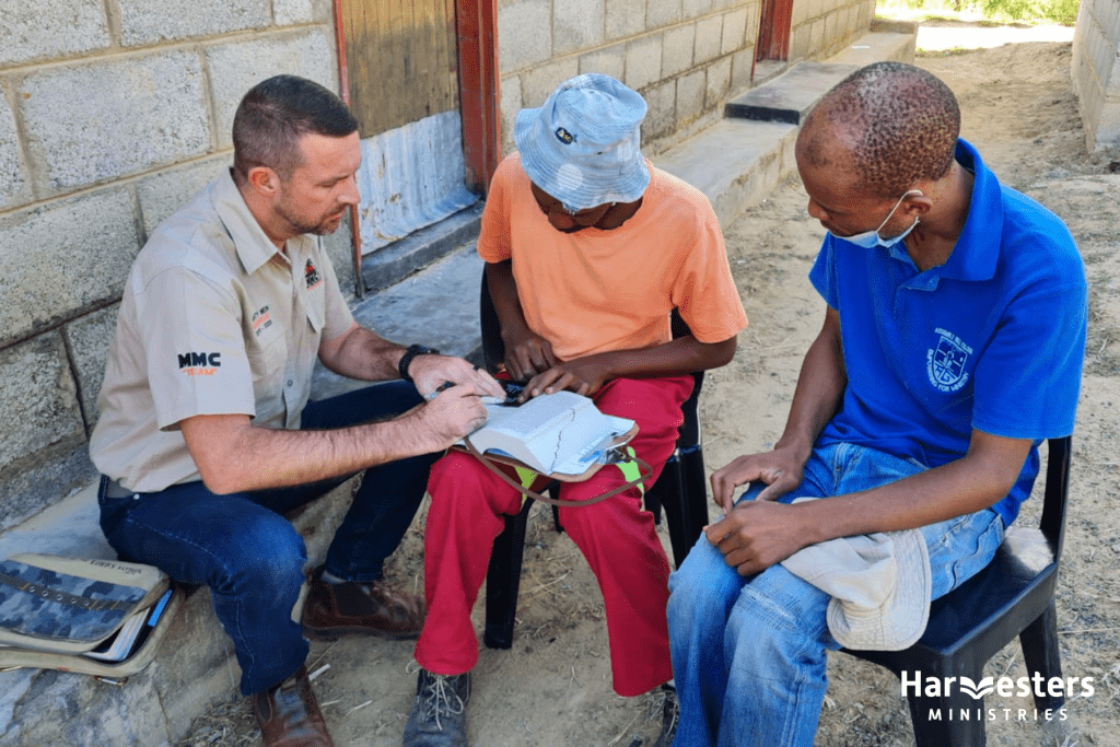 Teaching People How to Use Their New Bibles. Harvesters Ministries.